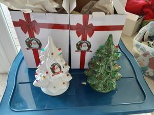 lot 137 image: Mr. Christmas Ceramic Trees 9