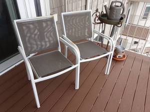 lot 186 image: Bird Bath, Flower Pots, 4-Patio Chairs