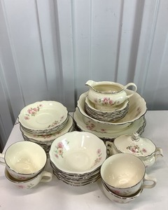lot 2283 image: Homer Laughlin Dish Set for 6