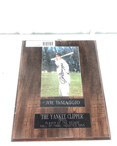 lot 1290 image: SIGNED Joe Dimaggio Plaque