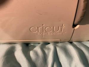 lot 4 image: Cricut Expression Cutter Model CREX...
