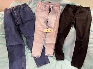 lot 7 image: 3 PAIR WOMENS JEANS Levis 550 10M,...