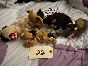 lot 22 image: 5 Beanie Babies Jolly, Roam, Tuffy ...