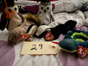 lot 29 image: 5 Beanie Babies Stinky, Wiser, Wise...