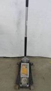 lot 19 image: 3 Ton Floor Jack Torin Jack