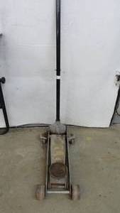 lot 31 image: 3 Ton Floor Jack