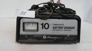 lot 38 image: 10amp Battery Charger