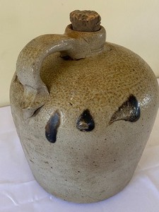 lot 9 image: Vintage Crock Jug w Turkey Droppings Markings