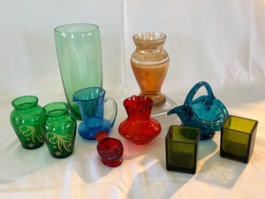 lot 20 image: Colored Vintage Glassware Items