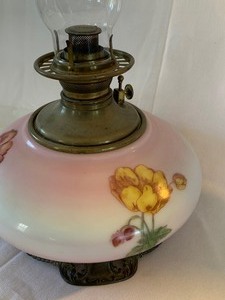 lot 13 image: Antique Hard Point Royal Kerosene Lamp