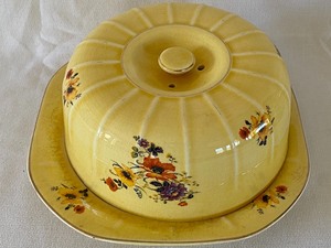 lot 43 image: Wonderful 1930s Covered Cake Plate and Vintage Teapot