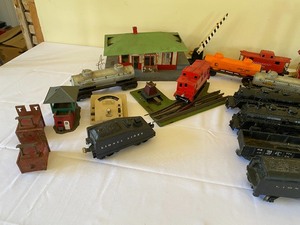 lot 50 image: Vintage Lionel HO Train Cars and Accessories