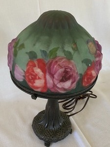 lot 59 image: Decorative Floral Stained Glass Table Lamp