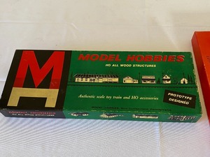 lot 102 image: Two HO Train Accessories