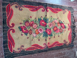 lot 107 image: Vintage Rug