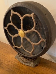 lot 125 image: Vintage  Atwater Kent Speaker