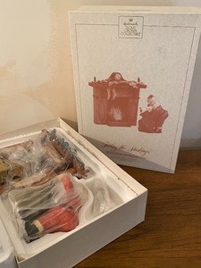 lot 126 image: Hallmark Gold Crown Collectible Filling the Stocking