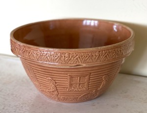 lot 135 image: McCoy Vintage Pottery Mixing Bowl (USA 166) w Design