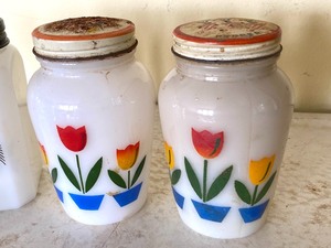 lot 139 image: Vintage Salt and Pepper Shakers