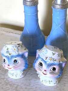 lot 158 image: Two Sets of Vintage Salt and Pepper Shakers