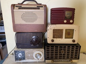 lot 155 image: Several Vintage Radios Wow