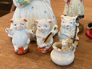 lot 161 image: Fun Vintage Figurines