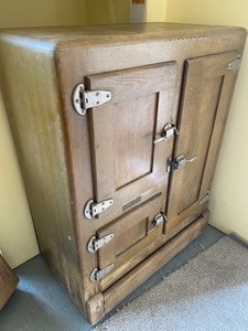 lot 179 image: Antique Icebox