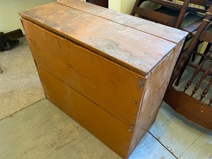 lot 192 image: Primitive Painted Wood Box