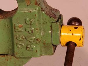 lot 152 image: Medium Size Green SPVS M90 Bench Vice