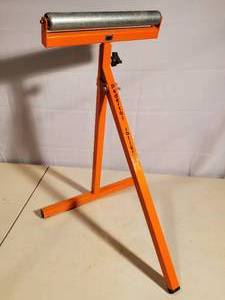 lot 281 image: Wood Feeder Pedestal Roller