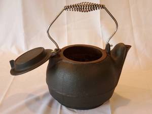 lot 407 image: Cast Iron Kettle