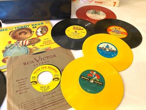 lot 381 image: Vintage RCA Record Player and Childrens Records