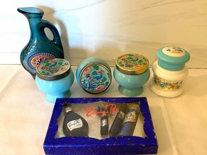 lot 382 image: Dresser Top Vintage Decorative Items