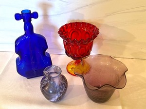 lot 386 image: Fun Colorful Vintage Glassware