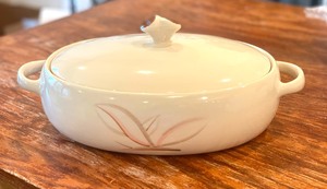 lot 330 image: Mid Century Winfield Pottery (Desert Rose) Covered Oval Dish