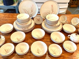 lot 329 image: Beautiful Mid Century Winfield Pottery Dish Set (Desert Rose)