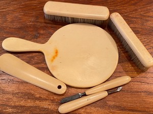 lot 400 image: Vegetable Ivory Vanity Set