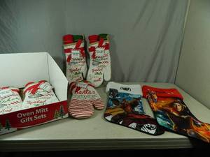 lot 70 image: 5 New Oven Mitt Gift Sets and 2 New Stockings