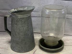 lot 21 image: Vintage Huffy D52 Picture & Glass Chick Feeder