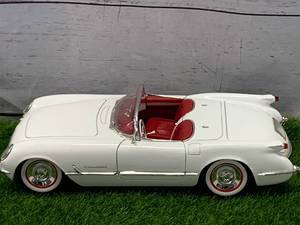 lot 25 image: Ertl 1953 Chevy Corvette 50th Anniversary Diecast Car