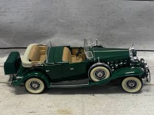 lot 26 image: Danbury Mint 1932 Cadillac V-16 Diecast 9  Long