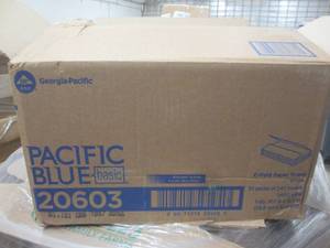 lot 42 image: pacific blue basic c-fold paper tow...