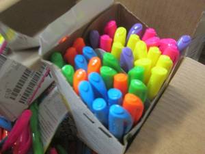 lot 180 image: box of highliter pens lots of pens ...