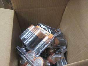 lot 282 image: 10 packages of 4 D batteries ...