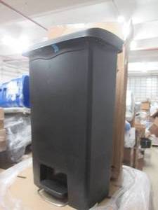 lot 348 image: rubbermaid 50L plastic step on  tra...