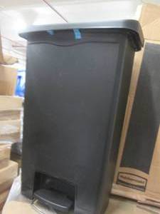 lot 349 image: rubbermaid 50L plastic step on  tra...