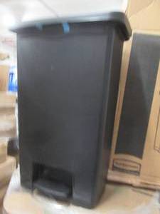 lot 350 image: rubbermaid 50L plastic step on  tra...