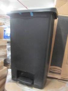 lot 351 image: rubbermaid 50L plastic step on tras...
