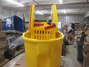 lot 353 image: rubbermaid professional grade 35qt ...