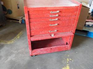 lot 6 image: Metal Tool Chest 27 x 17 x 33 on wh...